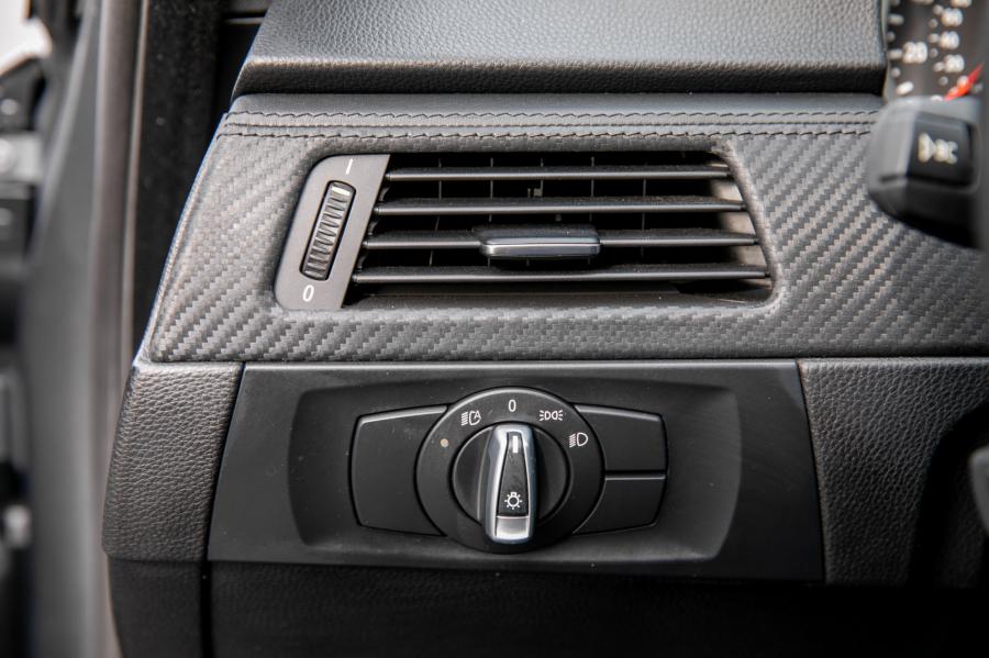 Детали интерьера BMW M3 Coupe (E93) 2011 года  (NA) (фото 62 из 80)